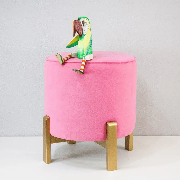 Розовый пуф-опора с золотыми ножками и игрушечным попугаем для детской комнаты