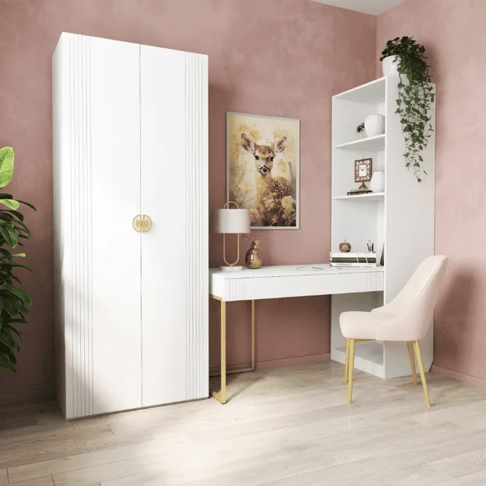 Рабочая зона с белым письменным столом «Мишель Фрост» на золотых ножках, высоким шкафом и картиной оленя