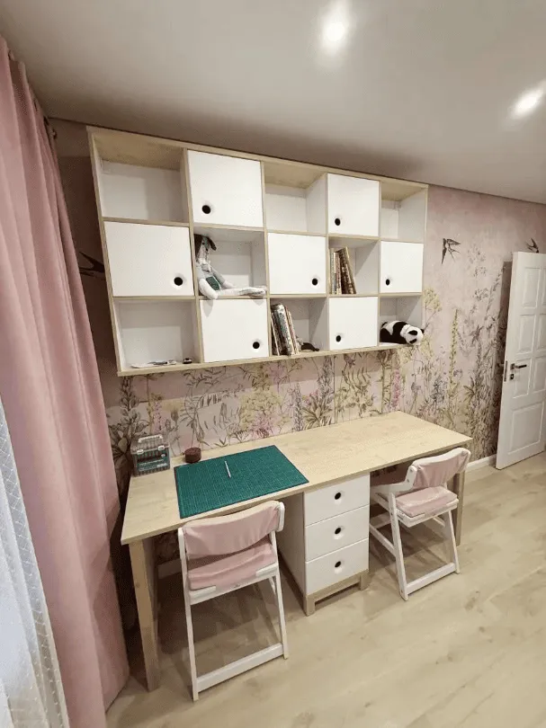 Двухместный письменный стол «Робин Лайт» с открытыми полками над ним в детской комнате