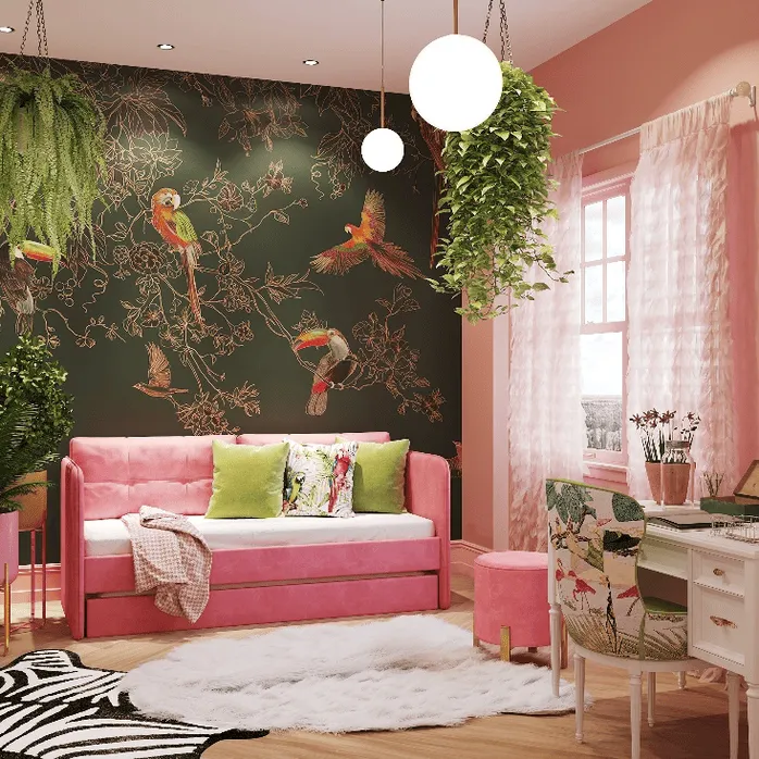 Стильная детская комната с розовым диваном-кроватью, темными обоями с тропическим принтом и зелеными растениями